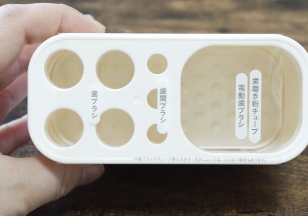 100均の穴だらけな「箱」が優秀！「置き場所なくて困ってた…」ケアグッズもおさまるスタンド