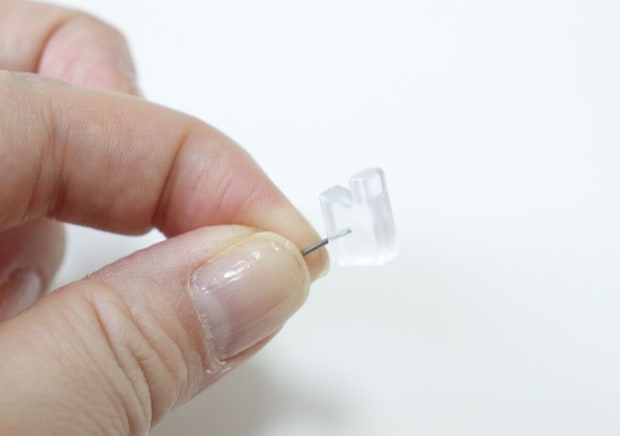 壁に直付ってアリかも…！100均で見つけた画鋲型フックで収納が変わる！小さな便利グッズ