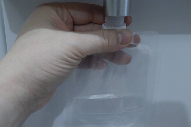 セリアの透明スパウトパウチ 3枚入り 150mLに飲み物を入れる