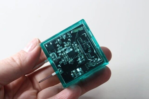 ダイソー　USB ACアダプター（3.4A、2ポート、ミントグリーン）