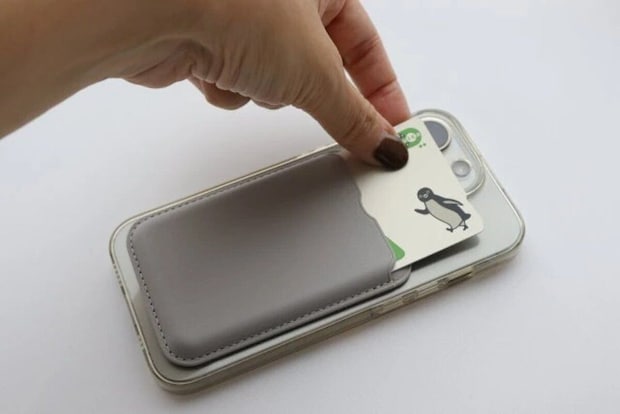 ダイソー　合皮製マグネット吸着式スマホ用カードホルダー　使用例
