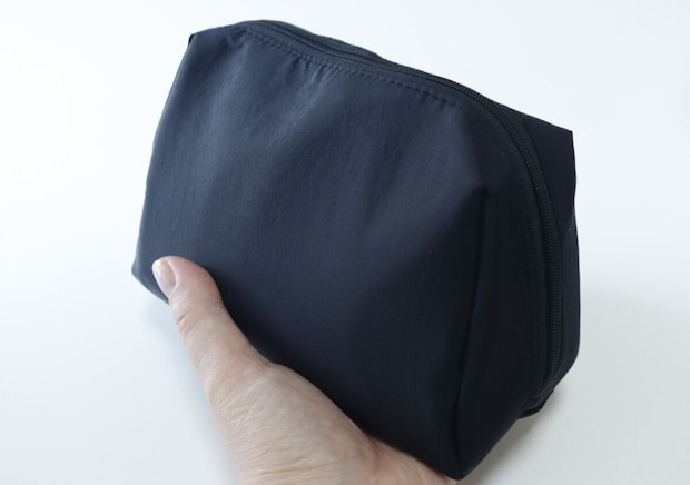 100均で大当たりなポーチを発見！「見た目以上に収納力が高い！」「ガバッと開くのが良い！」
