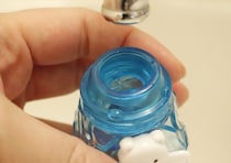 100均で見つけた珍グッズ「水を流すたびフフッ…ってなる」「ノリが良すぎて困惑」