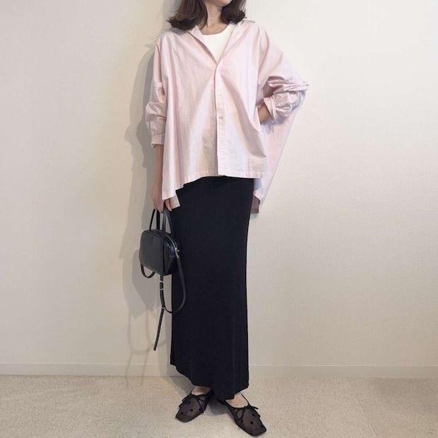 OX Poncho シャツ　ピンク×黒タイトスカートの細見えコーデ