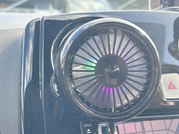 ダイソー　USB式グラデーションライト付車載扇風機　使用例