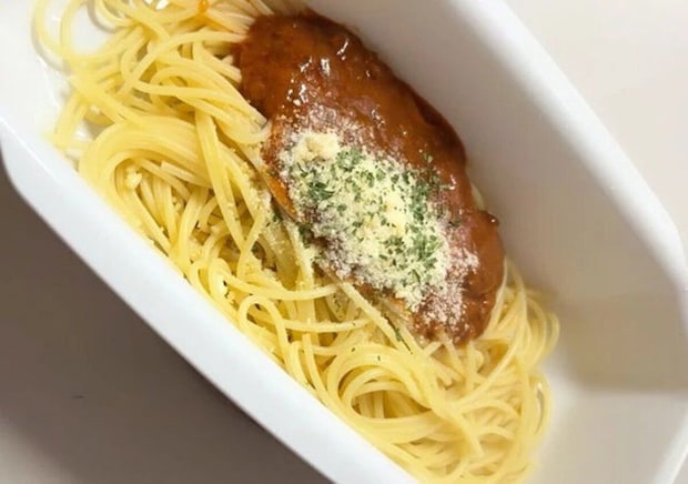 ダイソー　お皿にもなる電子レンジでパスタメーカー　お皿　使用例
