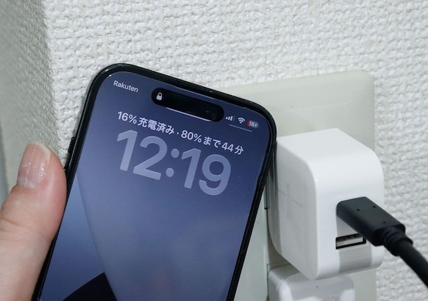USB充電器(POWER DELIVERY20W、TYPE-A+TYPE-C、ホワイト) 使用例 USB充電器(POWER DELIVERY20W、TYPE-A+TYPE-C、ホワイト) 使用例