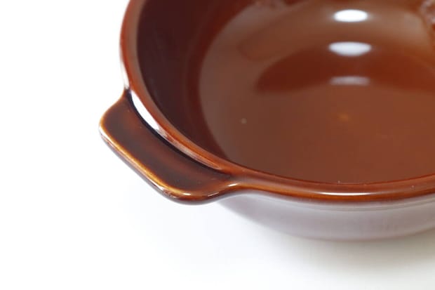 ダイソーの取っ手付グラタン皿（ベーシックカラー、丸）のツヤ