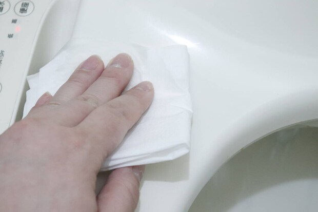 セリアのトイレに流せる除菌ペーパータオルで掃除する
