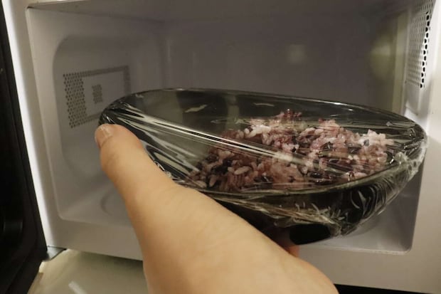 ダイソーの深型　オーバルボウルを電子レンジに入れる