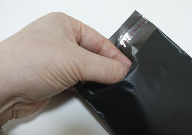100均の真っ黒な袋が救世主！暑い季節のトイレの悩みを解消！中身もニオイも漏らさないグッズ