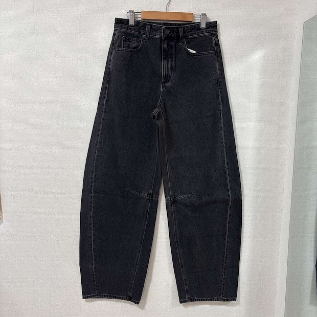 GUのバレルレッグジーンズのブラックの商品写真