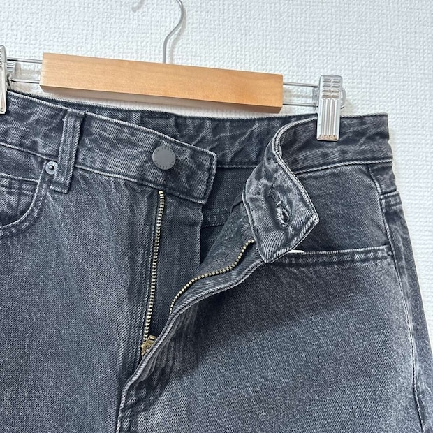 バレルレッグジーンズの前面のファスナーとボタンのアップ