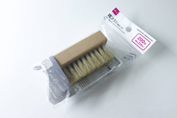 ダイソー靴ブラシ豚毛入り220円