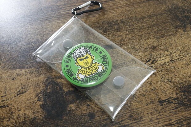アクスタおでかけケース（カラビナ付、ブラック）に缶バッジを入れる