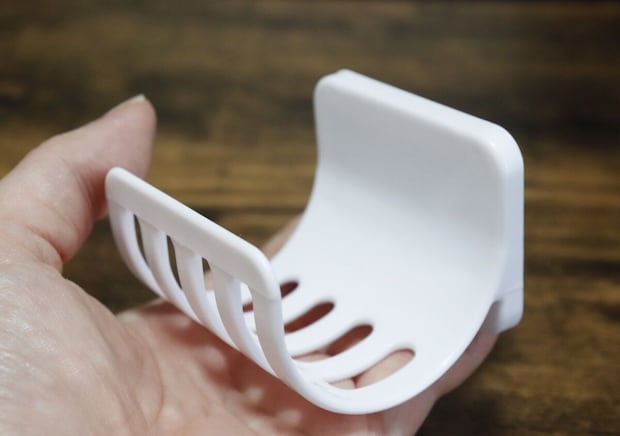 100均のホルダーが最適解。「直置きするとすぐカビる…」快適性が上がる浴室収納グッズ