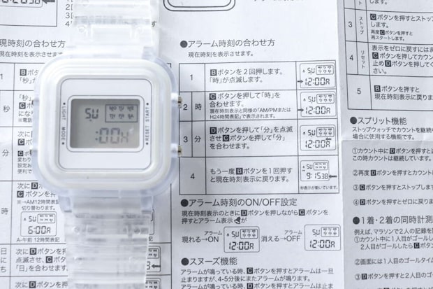 ダイソー 透明バンドデジタル腕時計(WH) ダイソーの透明バンドデジタル腕時計(WH)のアラームの設定方法