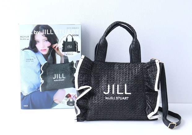 JILL by JILL STUART BOOKと付録の黒かごバッグを並べた写真 水色シャツの女性モデル表紙のJILL by JILL STUART BOOKと両サイドにフリル付きの黒いラフィア風かごバッグを並べた写真