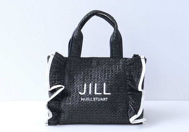 JILLロゴ入り黒ラフィア風かごバッグの正面写真 白いJILL by JILL STUARTロゴ刺繍が入り両サイドに白パイピングの立体フリルが付いた黒いラフィア風かごバッグの正面写真