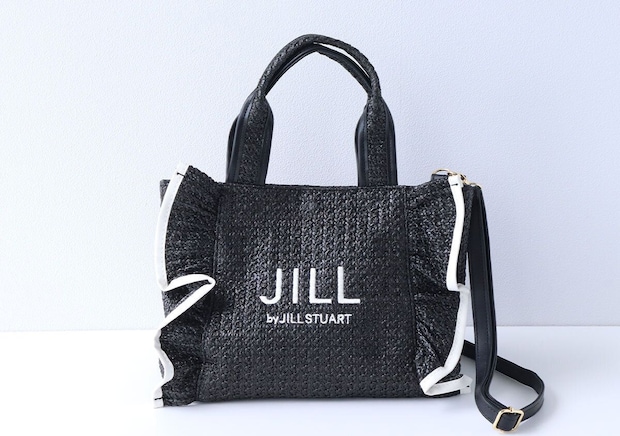 JILL by JILL STUARTロゴ刺繍と白パイピングのフリル、黒いショルダーストラップが付いた黒いラフィア風かごバッグの正面写真