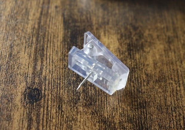 セリアで思わず「これだ…！」って叫んだ！「穴をあけるのはちょっと…」大事なモノを飾れるピン