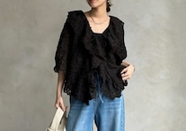 シンプルになりがちな夏コーデは黒ブラウスが大活躍！インせず上品見え♡大人のきれいめスタイル
