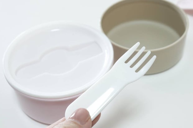 ダイソーの2段ランチボックス 丸形 ミニフォーク付 Bの内蓋に付いているミニフォーク