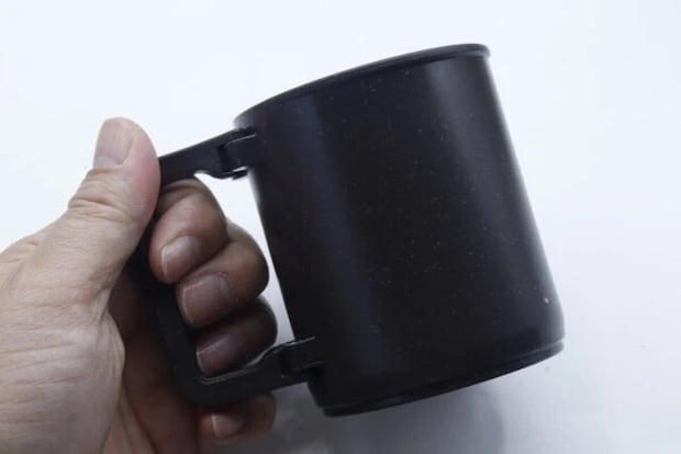 ダイソー　取っ手がたためるアウトドアコップ（AGAX、300mL）