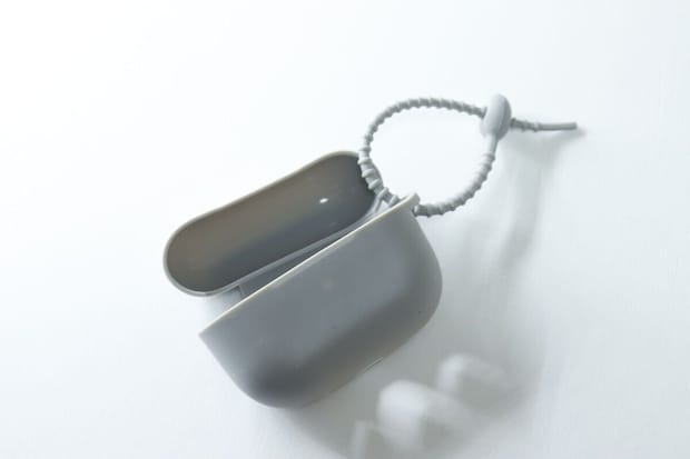 ダイソーのシリコーンケース（AirPods Pro2＆Pro共通、バンド付、ライト）
