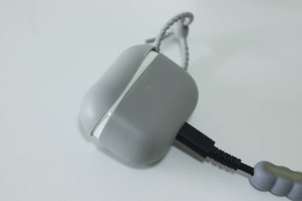 ダイソーのシリコーンケース（AirPods Pro2＆Pro共通、バンド付、ライト）充電2