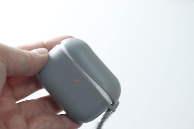 ダイソーのシリコーンケース（AirPods Pro2＆Pro共通、バンド付、ライト）素材感
