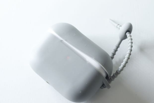 ダイソーのシリコーンケース（AirPods Pro2＆Pro共通、バンド付、ライト）グレー