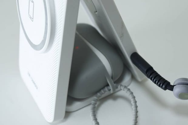 ダイソーのシリコーンケース（AirPods Pro2＆Pro共通、バンド付、ライト）充電1