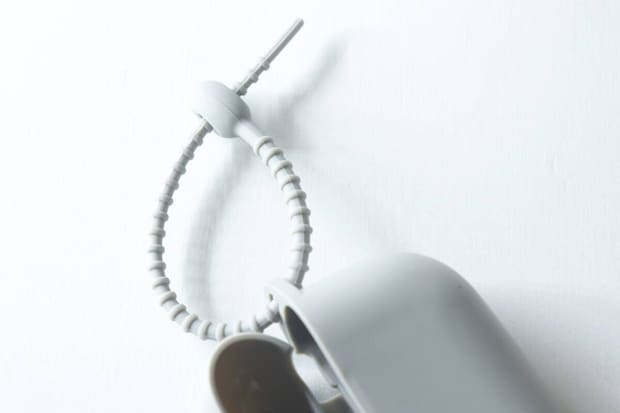 ダイソーのシリコーンケース（AirPods Pro2＆Pro共通、バンド付、ライト）バンド