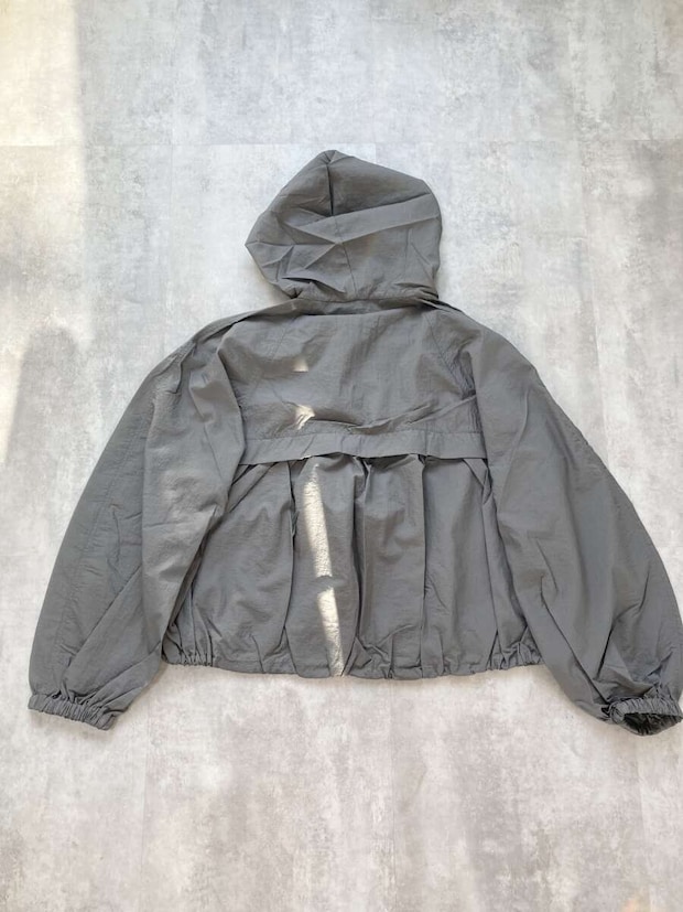 GU UVカットシアーパーカSサイズのグレーの背面