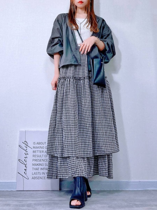 GU UVカットシアーパーカのグレーとギンガムチェックを合わせたコーデ
