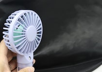 ダイソーにしれっと凄いの出てる！「細かいミストで清涼感アップ！」驚きのハイテク扇風機
