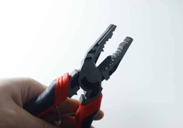 ダイソーで買えていいの…?「専門店もひっくり返るレベル」1つ7役の多機能ペンチ
