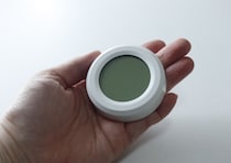100均ならメーカー品の半額級！バッグに挟むだけ！持ち運べる熱中症対策グッズ