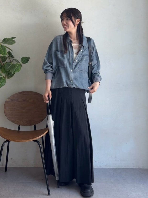 2026夏大人女性おすすめデニムシャツ黒スカートコーデ