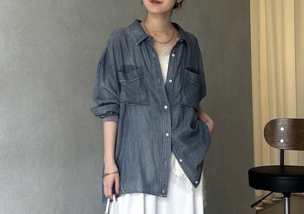 初夏はデニムシャツ1枚持っておくと本当に便利！羽織るだけでこなれ感♡今旬コーデ集