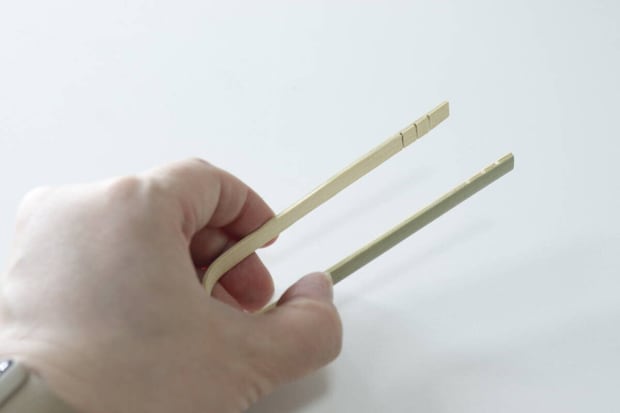 セリアのお掃除用ミニトングの使用例