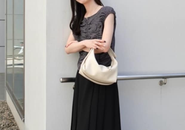 夏の黒スカートはトップス次第で重見えしない！おしゃれな人のシンプル着こなし術
