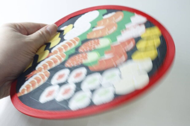 ダイソー 折りたたみうちわ 寿司 ダイソーの折りたたみうちわであおぐ様子