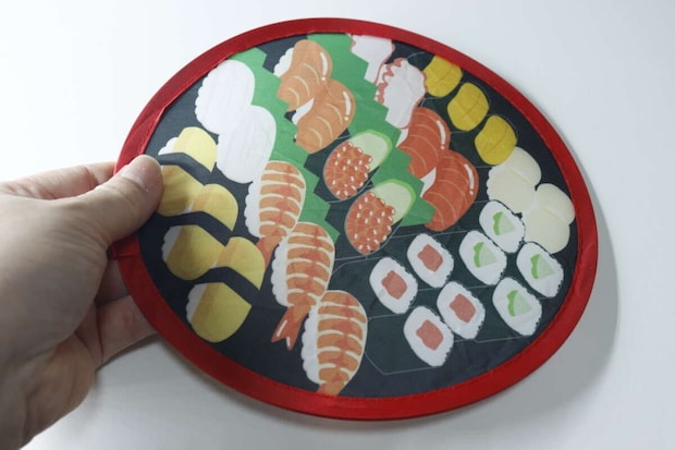 ダイソー 折りたたみうちわ 寿司 ダイソーの折りたたみうちわの寿司桶柄のうちわ