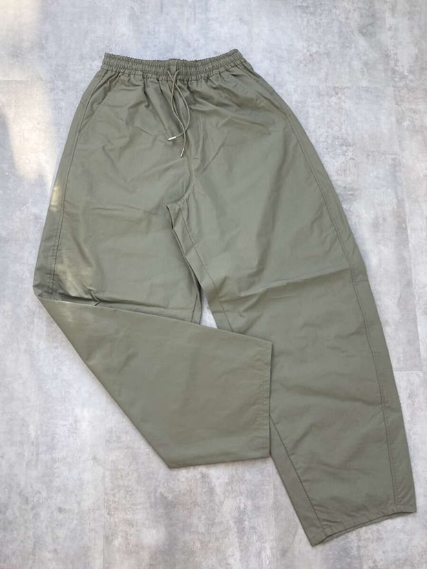 GU　GIRLSドライイージーバレルレッグパンツ　オリーブの全体