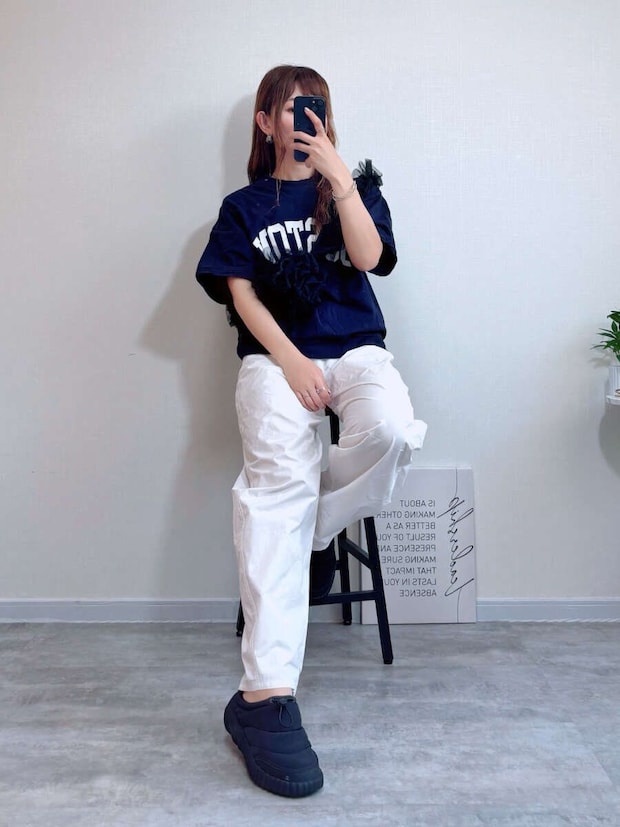 GU　GIRLSドライイージーバレルレッグパンツ　ホワイト×ロゴスウェットコーデ