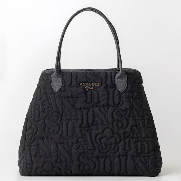 ANNA SUI miniのロゴキルトトートバッグを両サイドのボタンで留めて舟形にした状態。丸みのあるシルエットで黒い持ち手とゴールドのロゴが付いている