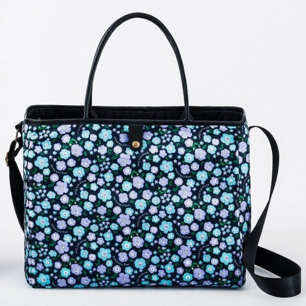 ANNA SUI miniのトートバッグをフラワープリント面にしたリバーシブル状態。紺地にブルーとパープルの花柄が全面に広がり、黒い持ち手とショルダーストラップが付いている
