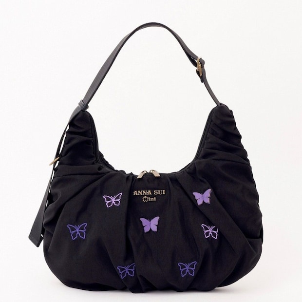 ANNA SUI miniの黒い2wayクロワッサンバッグ。ギャザーの寄ったクロワッサン型で、パープルの蝶の刺繍と立体的な蝶パーツがあしらわれ、長さ調節できるショルダーストラップが付いている